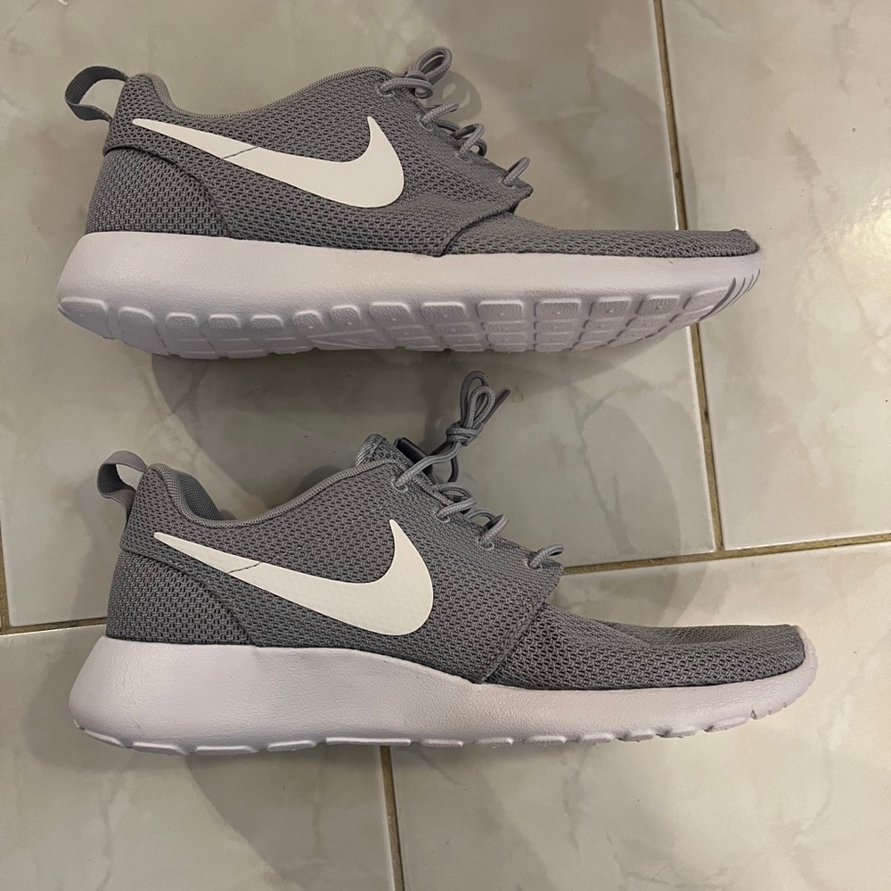 Nike Roshe gray with white women’s. Size 9.5 New never worn, only tried on